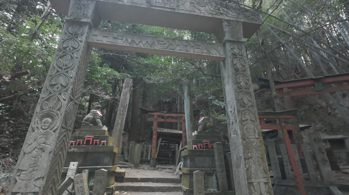 大岩神社の堂本印象寄進の鳥居